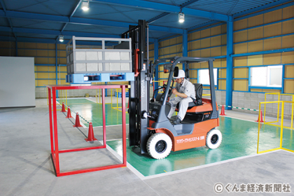 フォークリフトの実技を学べる屋内施設