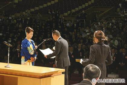 厚生労働大臣表彰を受ける服部医師（左）