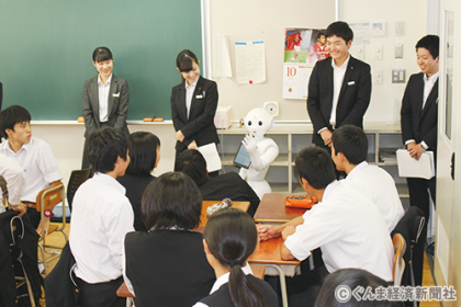 ペッパーくんの説明に聞き入る高校生たち