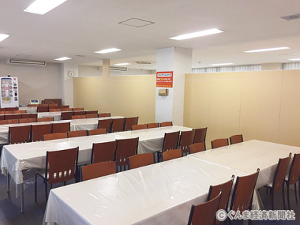 宿泊客と一般客のスペースを分け、セルフサービスの食堂となる
